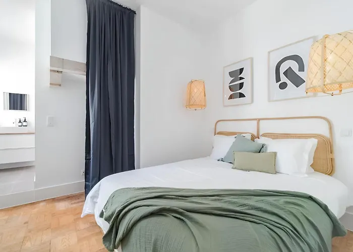 アパート Charming 2br With Balcony