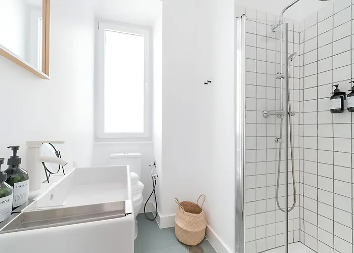 Charming 2br With Balcony * リスボン