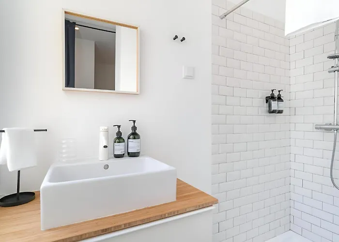 Charming 2br With Balcony Apartment Lisbon