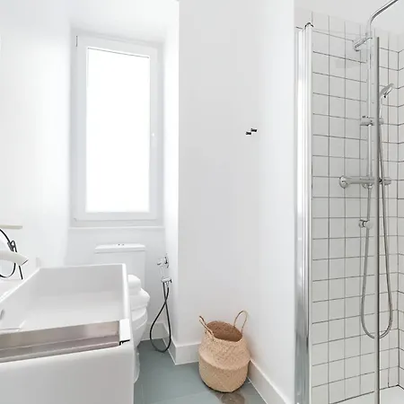 Charming 2br With Balcony * Лиссабон